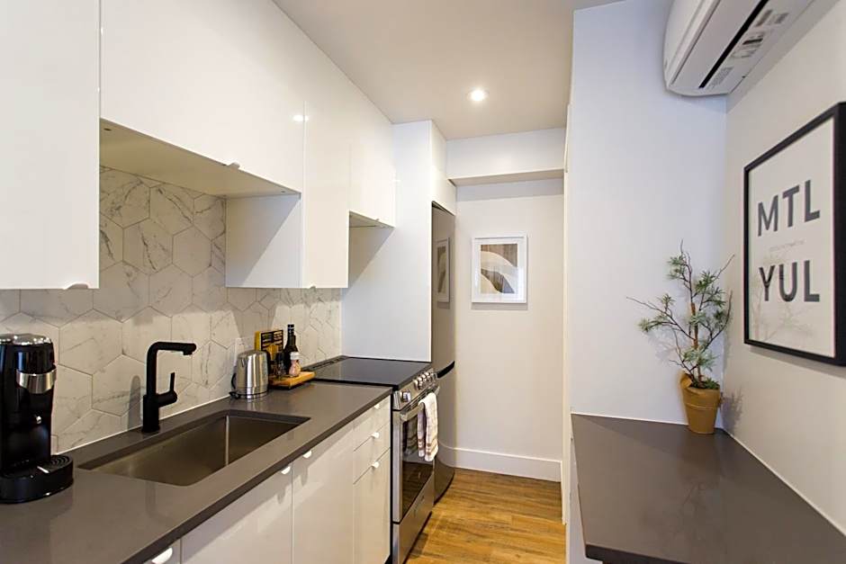 Scandinavian Studio with Full Kitchen and Bath by Den Stays