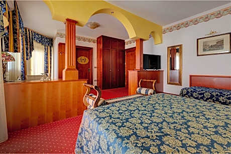 Suite (3 Adults) with Partial Sea View and Balcony