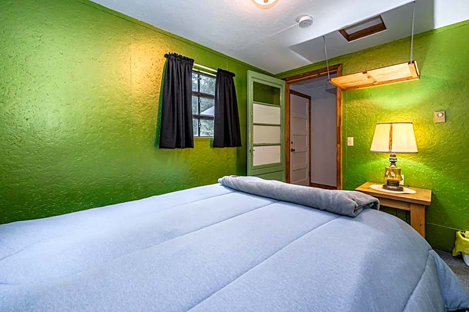 Cozy Pet Friendly Getaway W Fireplace