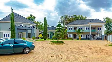 The Point Hotel & Suites