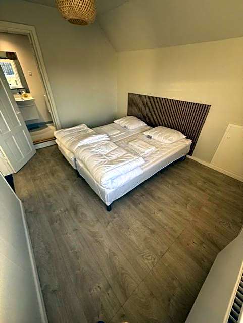 Folsted - Værelse 204 med eget badeværelse og fri parkering