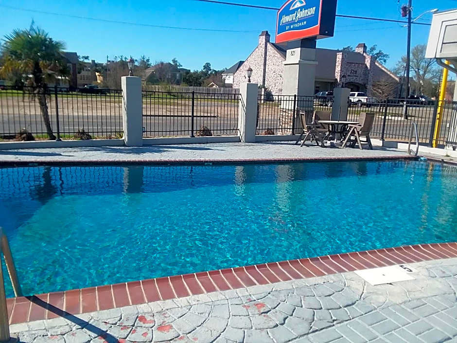 Howard Johnson by Wyndham Historic Lake Charles