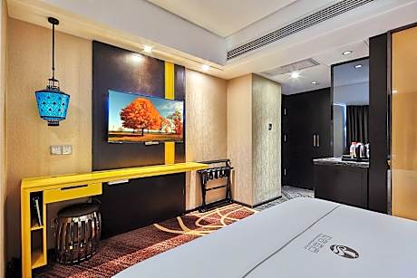 Business Queen Room