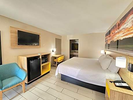 Queen Room with Roll-In Shower - Mobility/Hearing Accessible - Non-Smoking