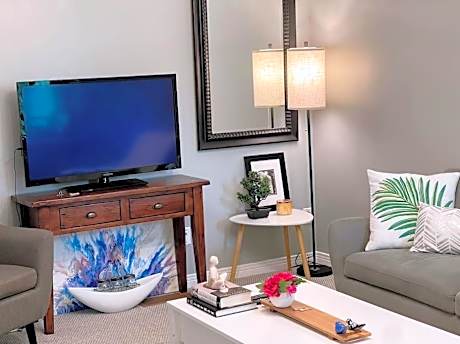 Superb Spacious Loft Old Toronto near Distillery District