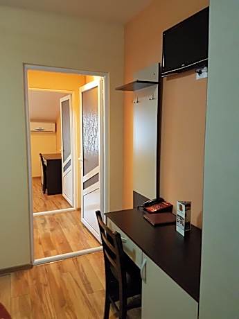 Queen Suite with Pool View