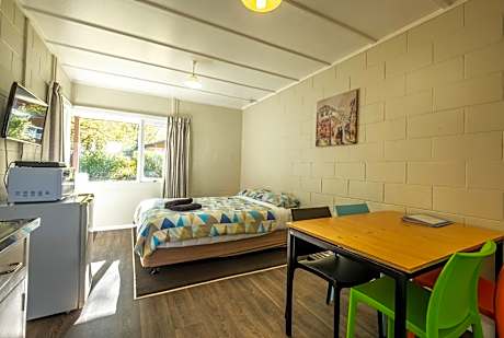 Two-Bedroom Cabin with Kitchen and Shared Bathroom