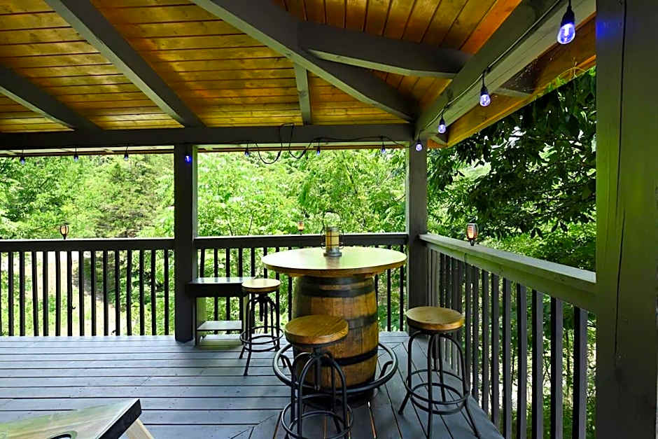 Ryes and Shine Bootlegger's Cabin! Hot Tub* Pool* Arcade* Billiards *EV * Pet Friendly