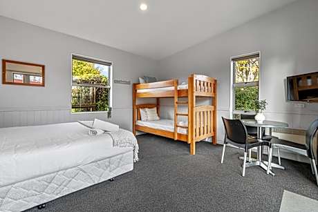 Family Cabin - Queen and Bunks