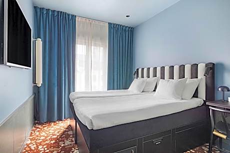 Standard Room with One Queen Bed and One Single Bed - Non-Smoking