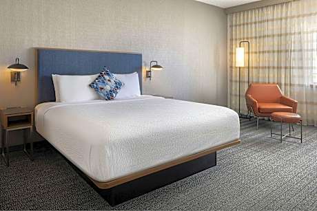 King Room with Bathtub - Mobility Access/Hearing Accessible