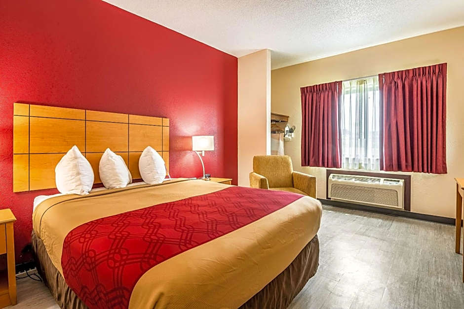 Econo Lodge Topeka at Wanamaker