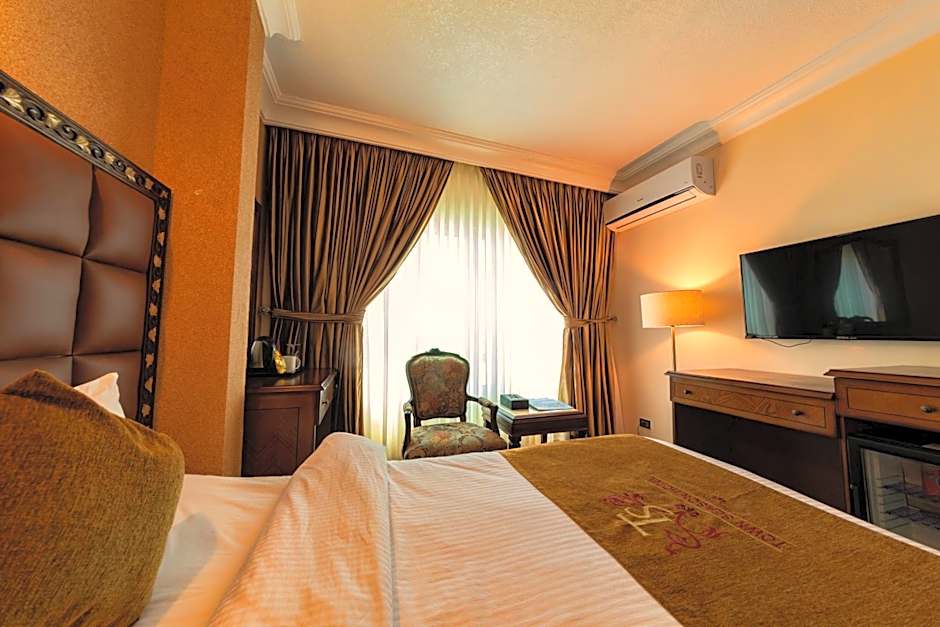 Town Season Hotel