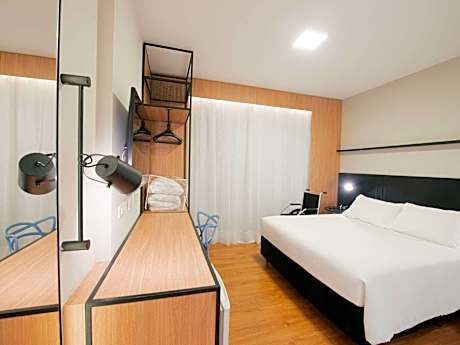 Adapted superior room with 1 double bed