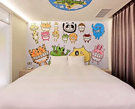 King Room with Roll-In Shower - Disability Access