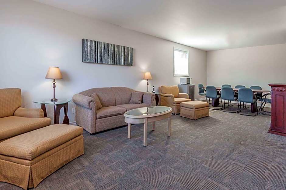 Super 8 by Wyndham Kirkland Lake