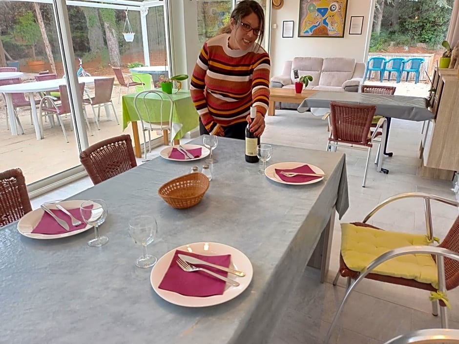 Chambres tomate, dans maison avec petit escalier et Stanna, à 6km du festival de piano de la roque d'anthéron