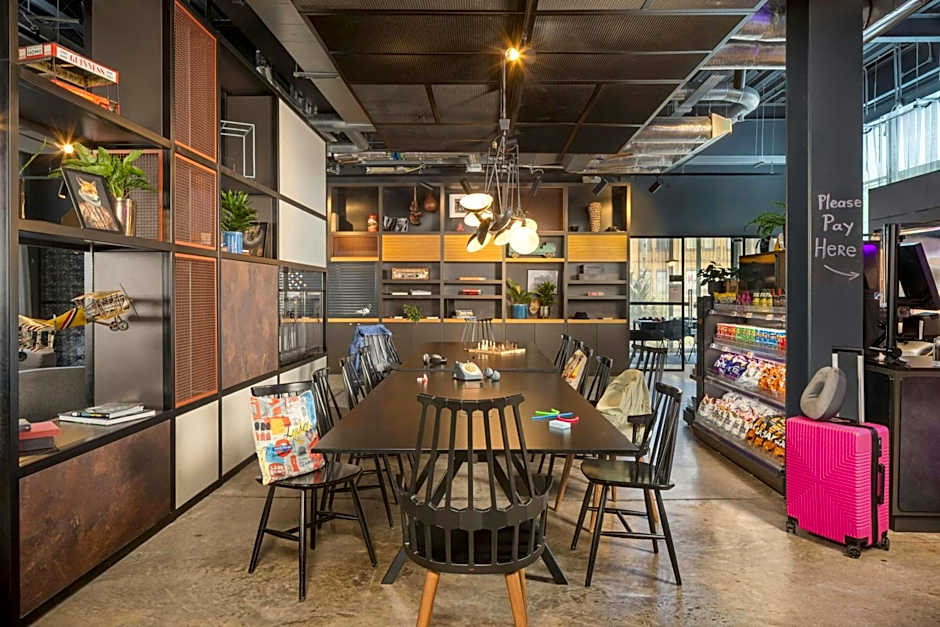 Moxy by Marriott London Heathrow Airport