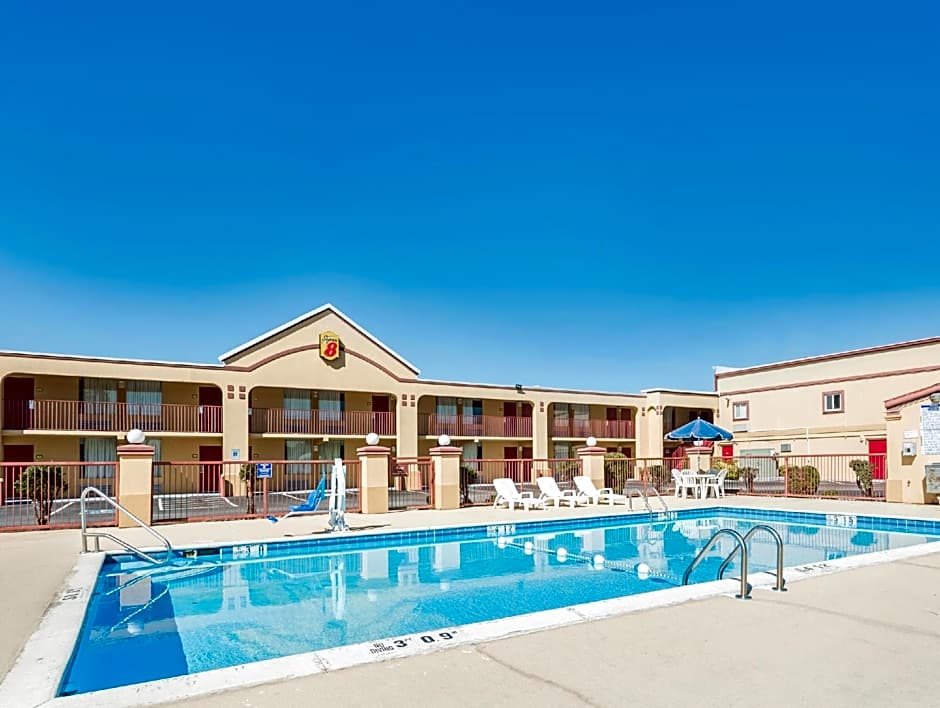 Motel 6 Forsyth, GA Tift College