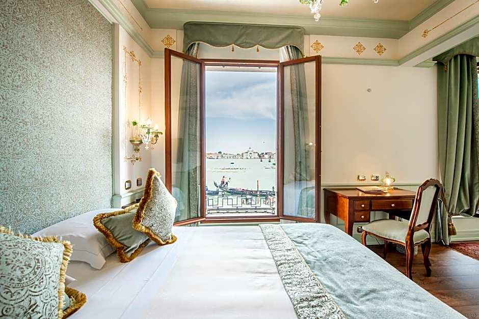 Hotel Monaco & Grand Canal