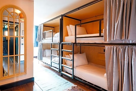 8 Bed Community Room