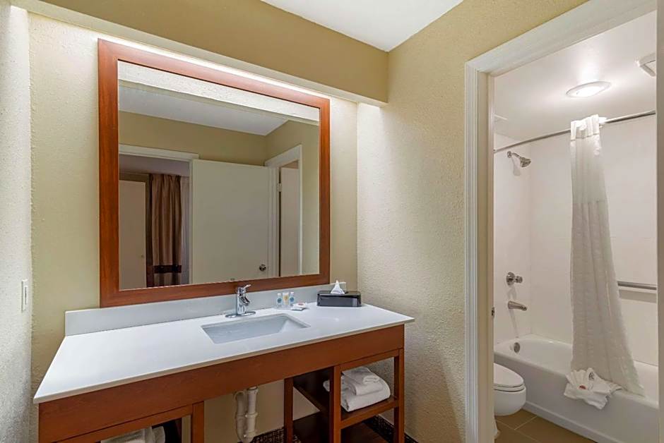 Comfort Inn & Suites - near Robins Air Force Base Main Gate