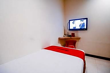 Reddoorz Plus near Makassar Town Square