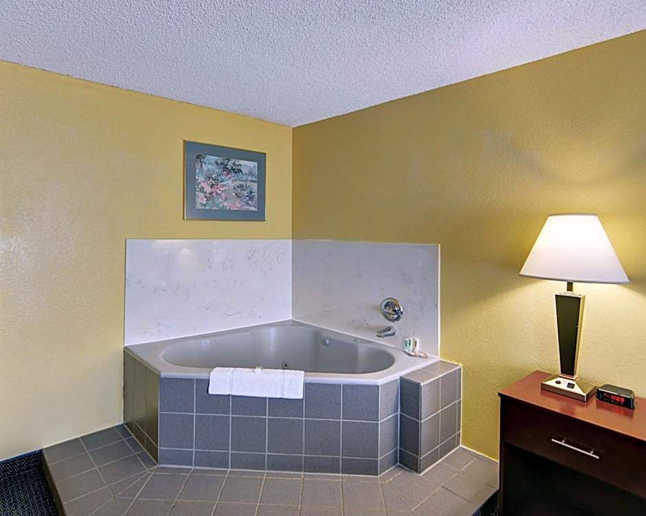 Quality Inn & Suites Grand Prairie South