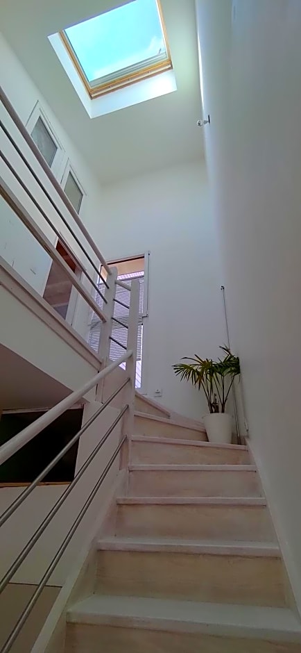 belle chambre sur terrasse à 3 min de la gare