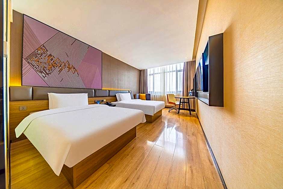 IU Hotels· Lanzhou Xike Station Huanghelou Branch