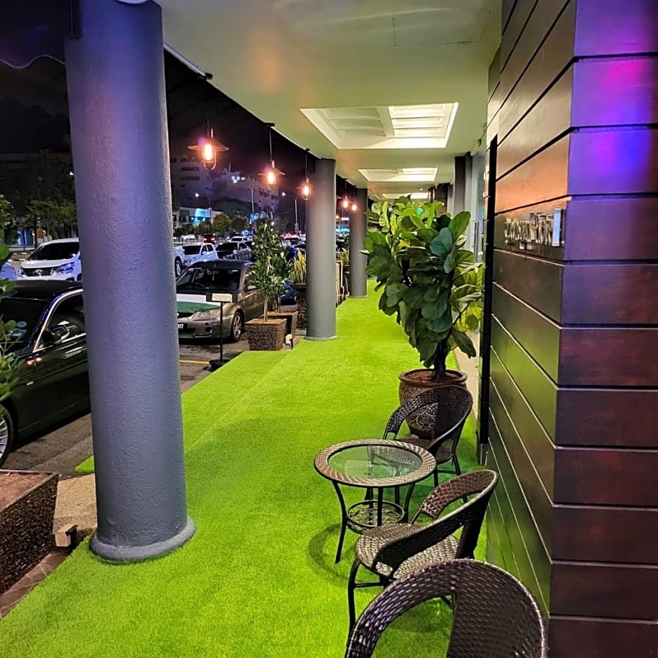 Queenspark Lovita Hotel