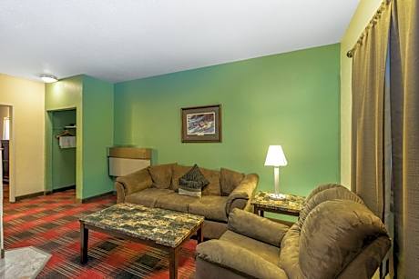 1 Queen Bed One-Bedroom Suite Non-Smoking