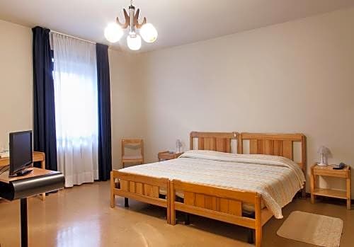 Photo 1 of 4 of Large Double or Twin Room