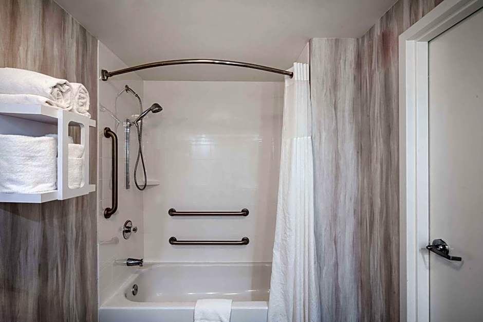 Hampton Inn & Suites Amelia Island-Historic Harbor Front