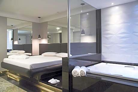 Queen Suite with Spa Bath