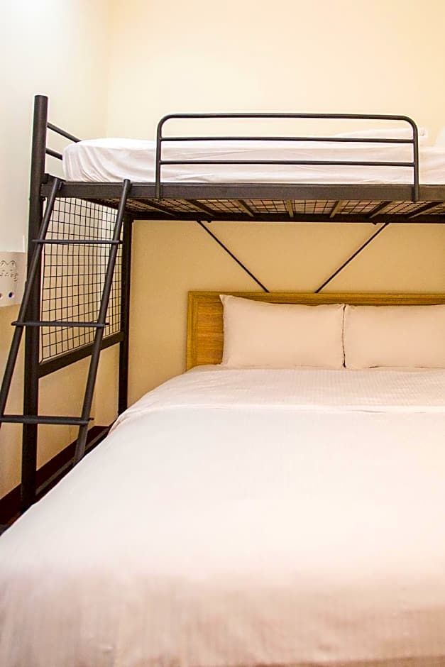 Douzi Hotel Taoyuan Airport Metro THSR A17