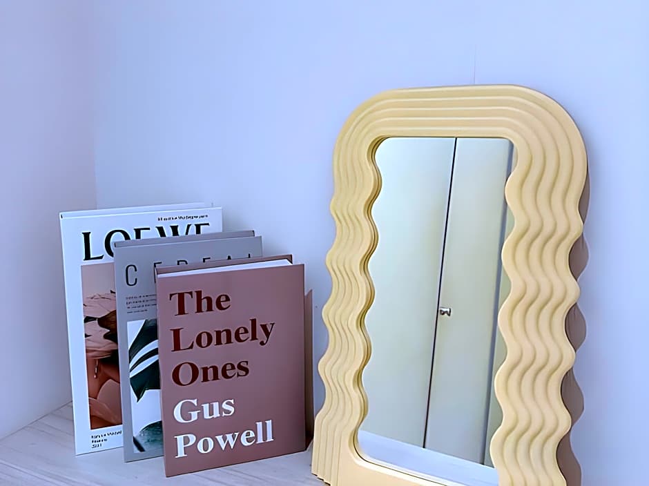 YELLO ROOMS Victory Monument