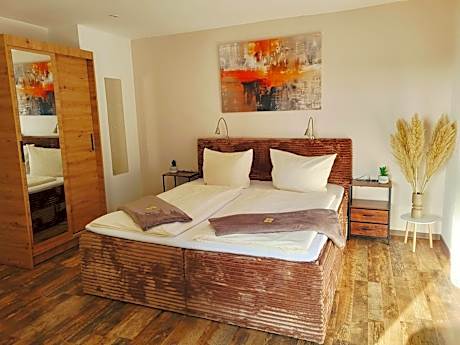 CJS Apartments - Chill or Drive am Nürburgring, new Box Spring Beds, new furniture, free Parking, WLan, TV-Streaming, Quiet Location