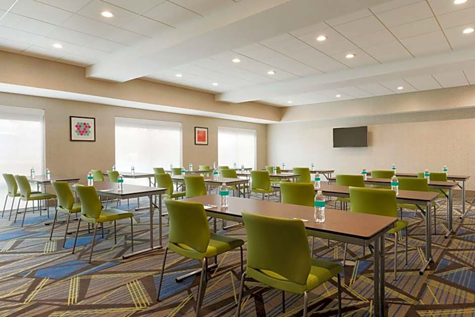 Holiday Inn Express & Suites Cincinnati NE - Red Bank Road By IHG