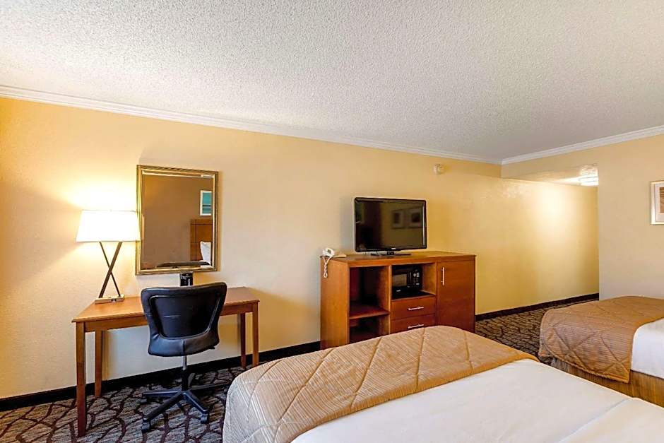 Clarion Hotel Detroit Metro Airport