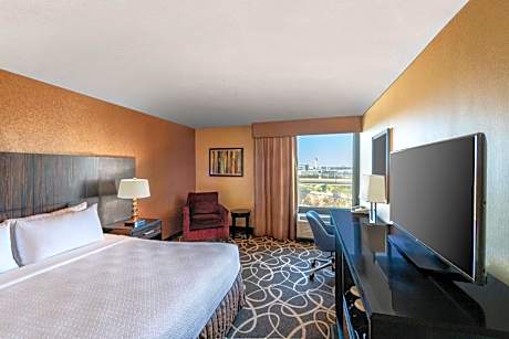 Standard King Room with Mobility Accessible Tub