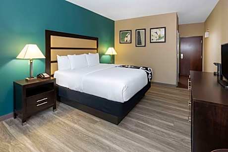 1 King Bed and 1 Queen Bed Non-Smoking