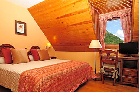 Quadruple Room (2 Adults + 2 Children)