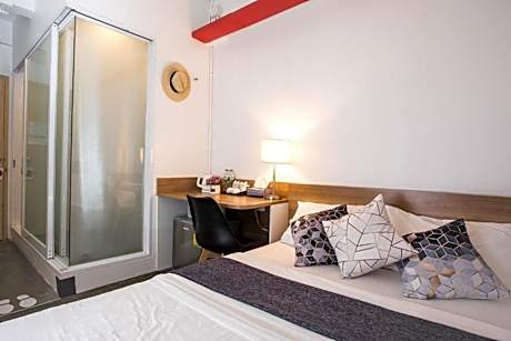 Twin bunk bed with Shared Bathroom (upper floor)