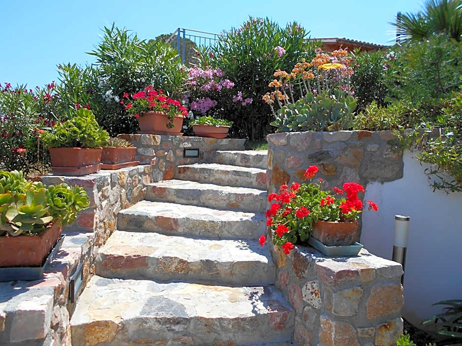 Apartment in villa 2 to 3 persons with large private garden