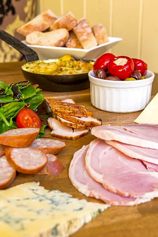 The Lounge Hotel & Bar