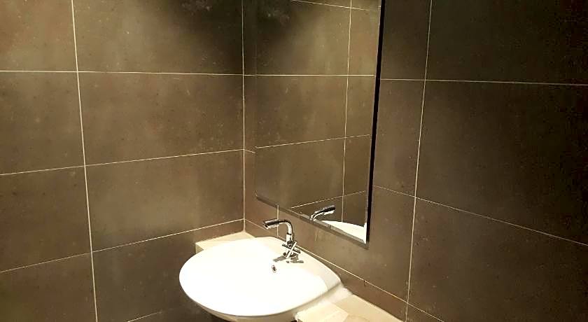 9 Square Hotel - Sri Kembangan