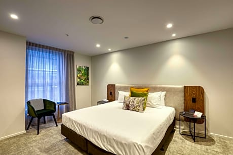 1 King Bed Suite Non-Smoking