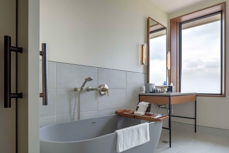 Corner King Room with Tub - Mobility and Hearing Accessible