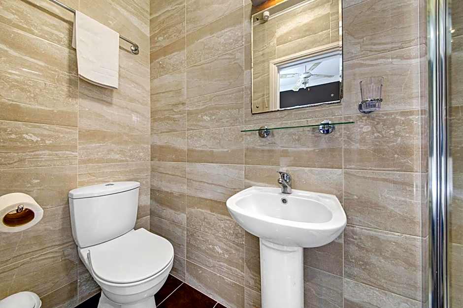 OYO Bostons Manor Hotel